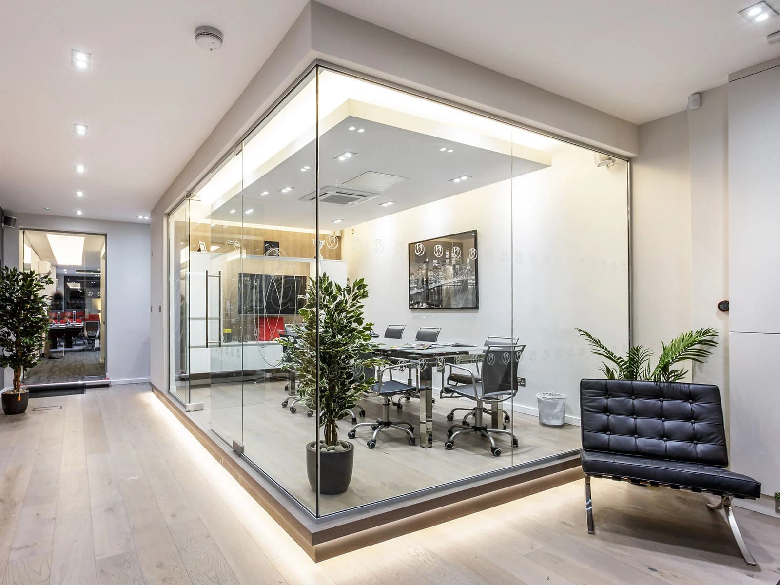 Exklusive Glas-Raumteiler von Studio 30: Die ideale Lösung für moderne und stilvolle Geschäftsräume