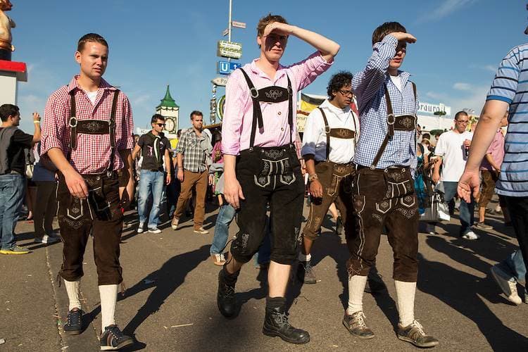 Lederhosen für Braut und Bräutigam: Traditionelle und Moderne Optionen für Hochzeitsdirndl