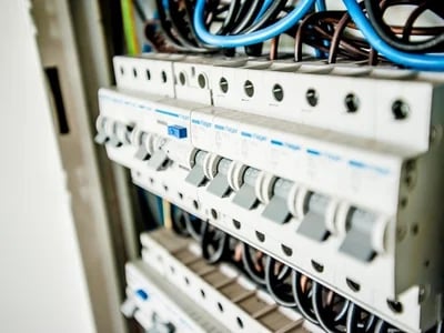 Wie sich Ausfälle durch eine ordnungsgemäße DGUV V3 Prüfung minimieren lassen