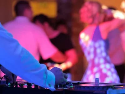 Herzschlag und Glück: Aufbruch als Hochzeits-DJ