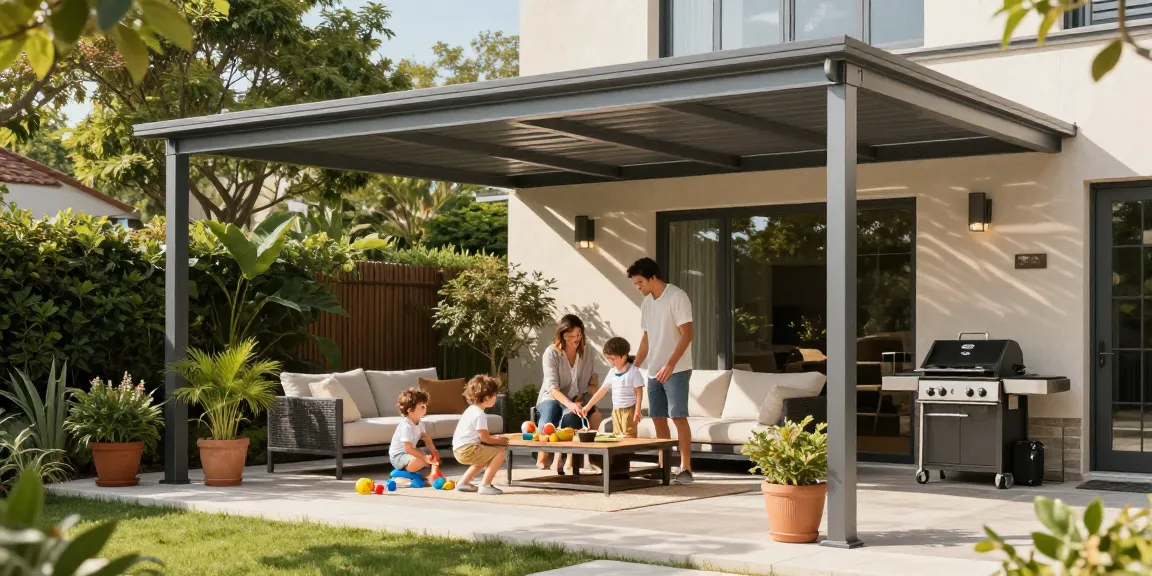 Familie genießt eine Zeit auf der Terrasse unter einer modernen Terrassenüberdachung aus Aluminium, umgeben von Pflanzen und gemütlichem Mobiliar.