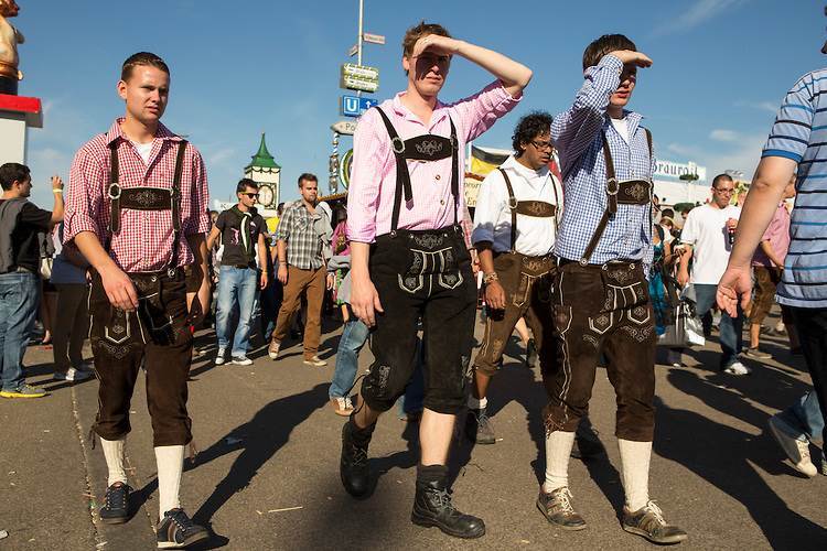 Lederhosen für Braut und Bräutigam: Traditionelle und Moderne Optionen für Hochzeitsdirndl