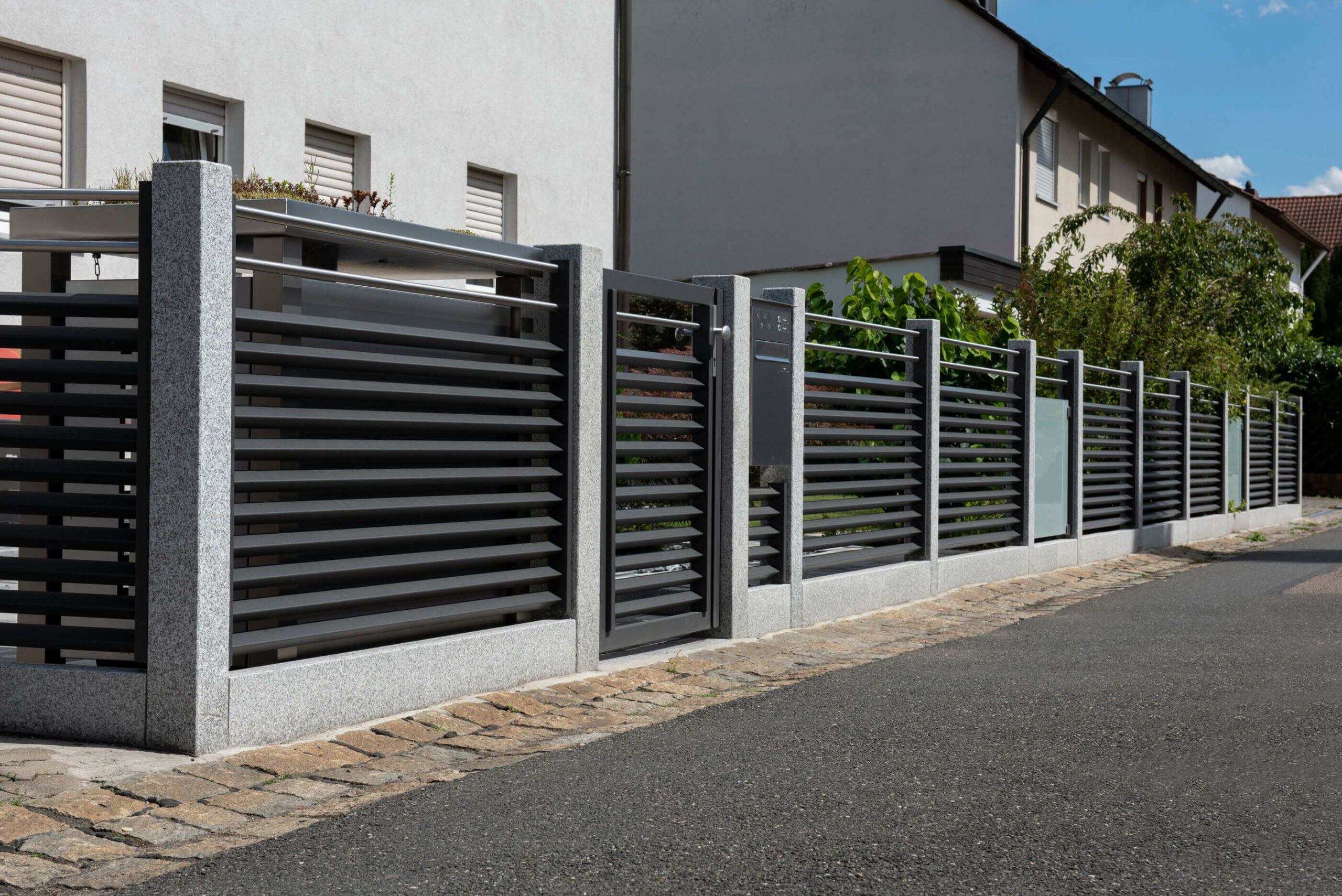 Aluzaun: Stabiler Schutz mit modernem Design für Ihr Grundstück