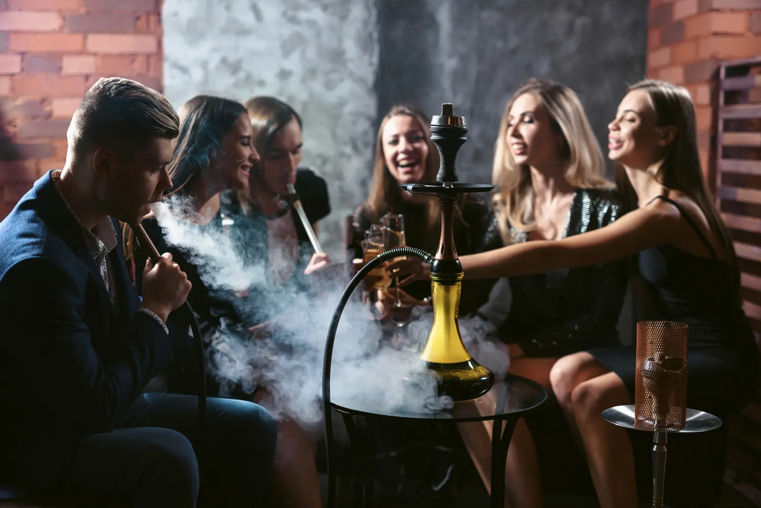 Entdecken Sie die Bar Hamburg Shisha: Ihr exklusiver Ort für entspanntes Shisha-Rauchen und innovative alkoholfreie Getränke in stilvollem Ambiente