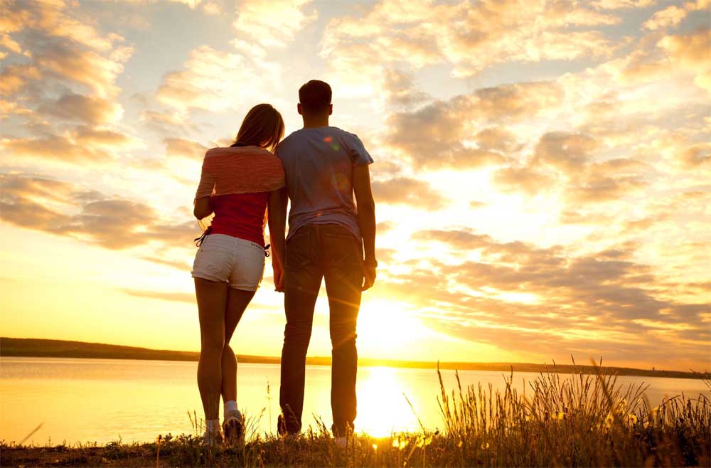 Spiegelbild der Liebe: Die Rückkehr des Partners spiegelt die Schönheit einer wahren Verbindung wider