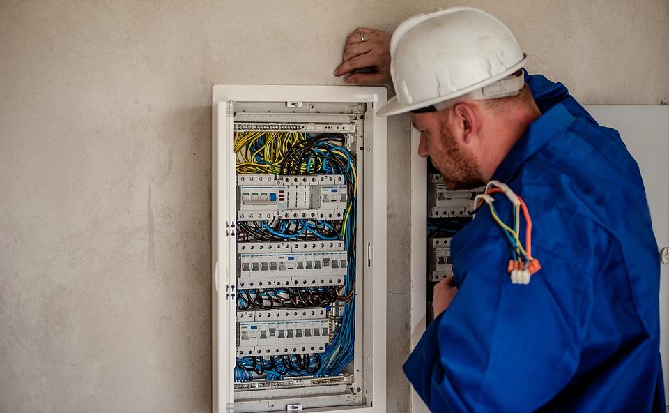 Prüfung ortsveränderlicher elektrischer Betriebsmittel – Minimieren Sie Risiken im Unternehmen