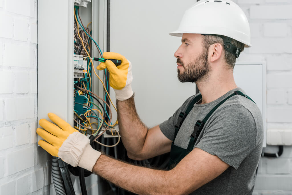 Prüfung ortsveränderlicher elektrischer Betriebsmittel – Minimieren Sie Risiken im Unternehmen