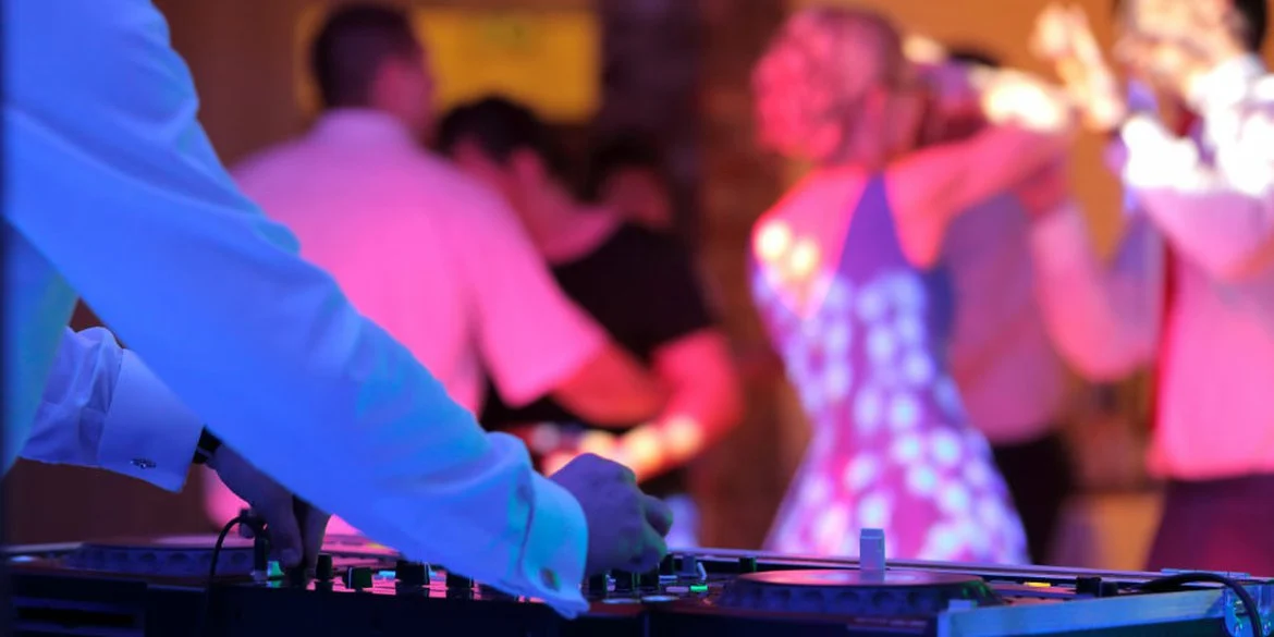 Herzschlag und Glück: Aufbruch als Hochzeits-DJ
