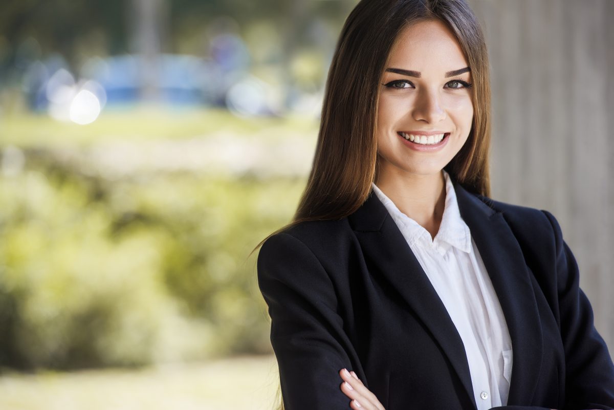Bewerbungsfoto Frauen: Welche Posen Wirken Seriös und Freundlich?