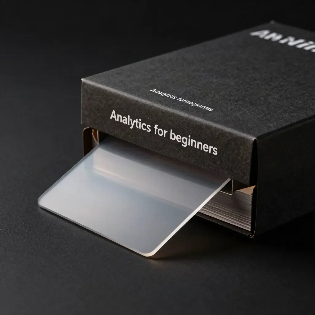 Dunkle Kursbox für Analytics, Karten und Acrylblock auf schwarzer Studiofläche im Licht.