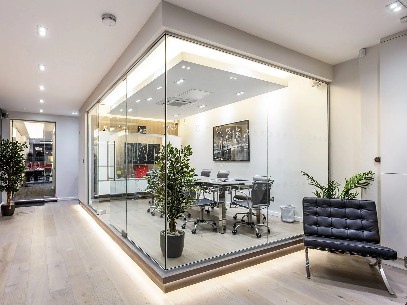 Exklusive Glas-Raumteiler von Studio 30: Die ideale Lösung für moderne und stilvolle Geschäftsräume
